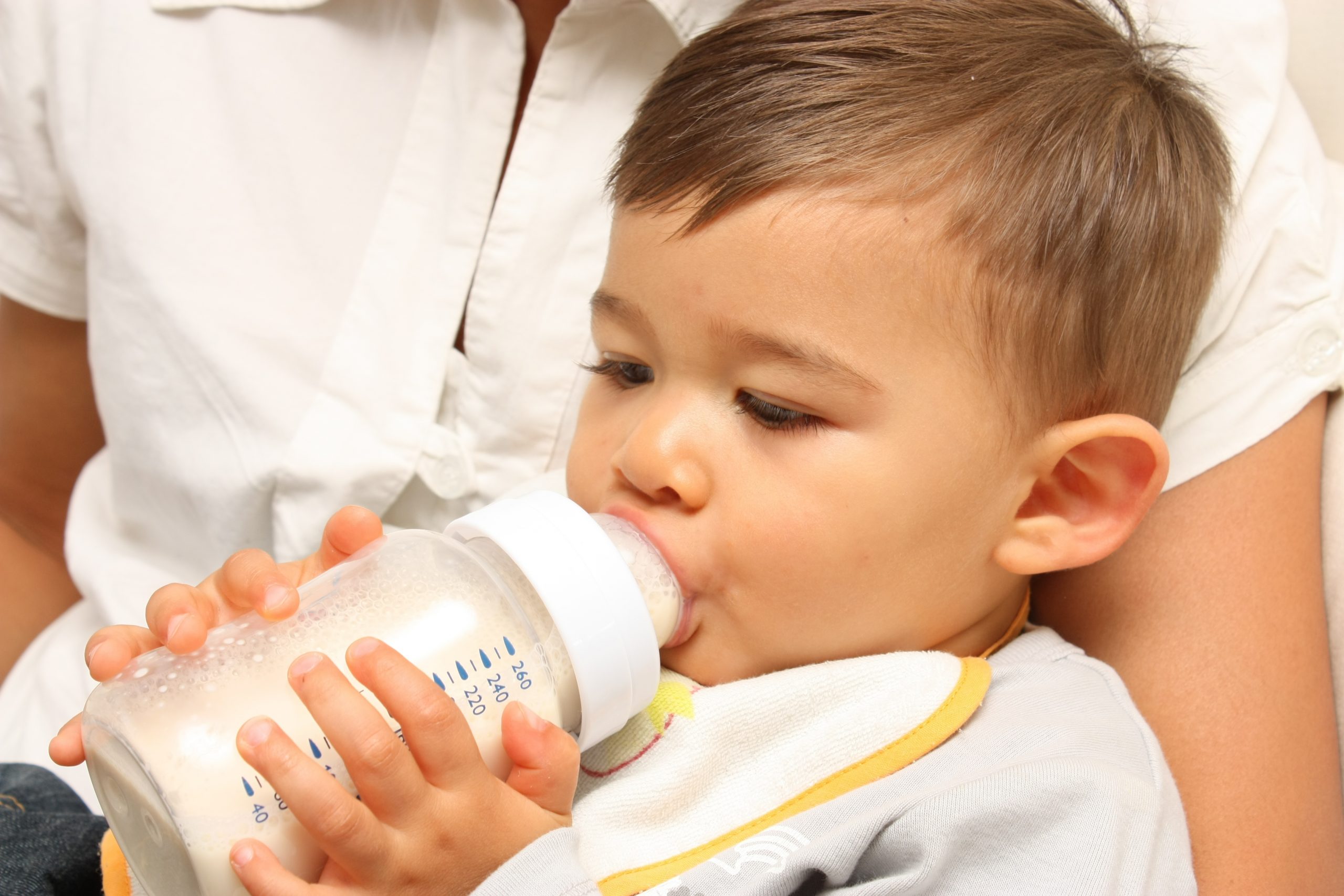 Pour l’allaitement mixte, choisissez un lait répondant aux besoins nutritionnels de bébé