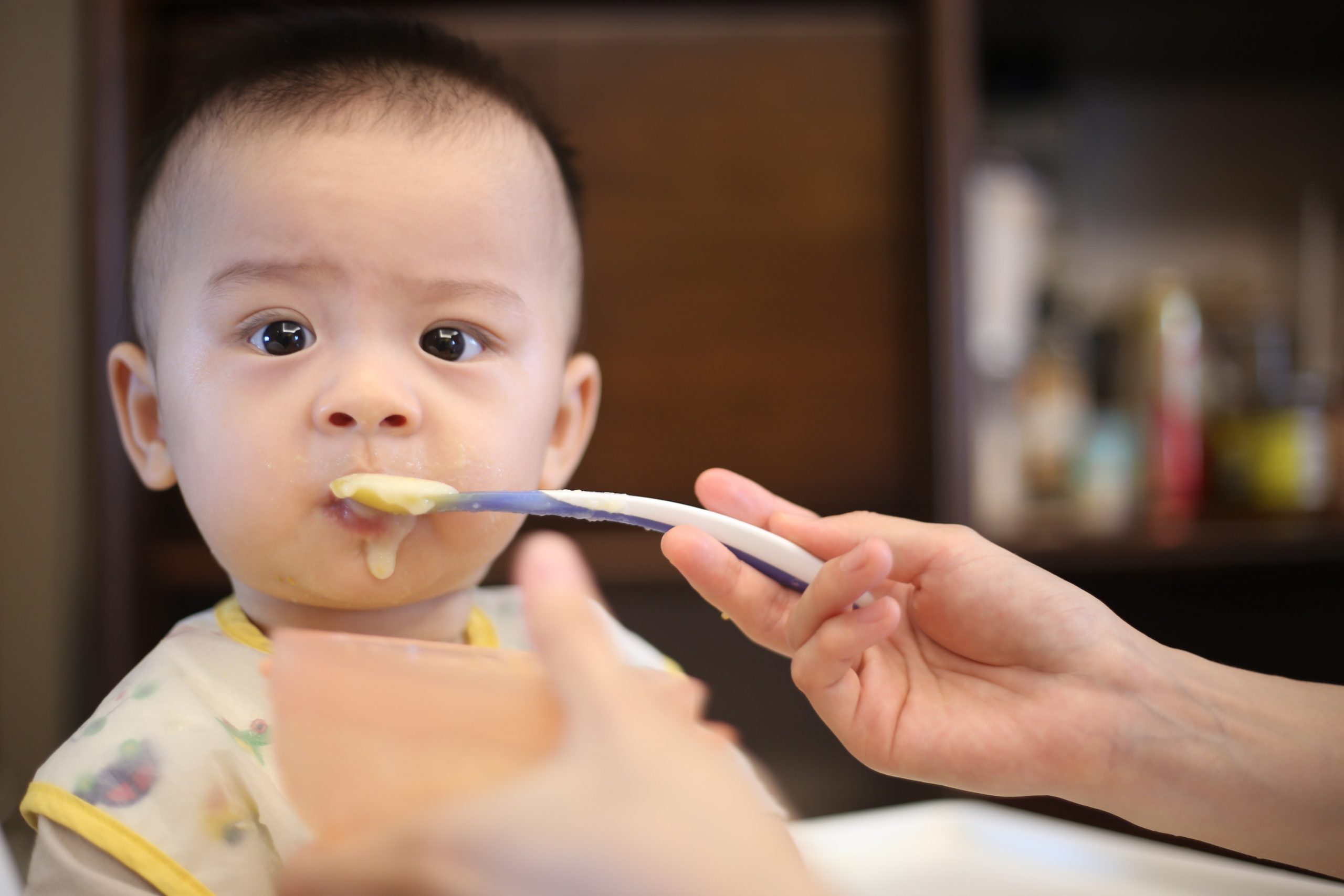 Bébé découvre de nouveaux aliments grâce à la diversification alimentaire