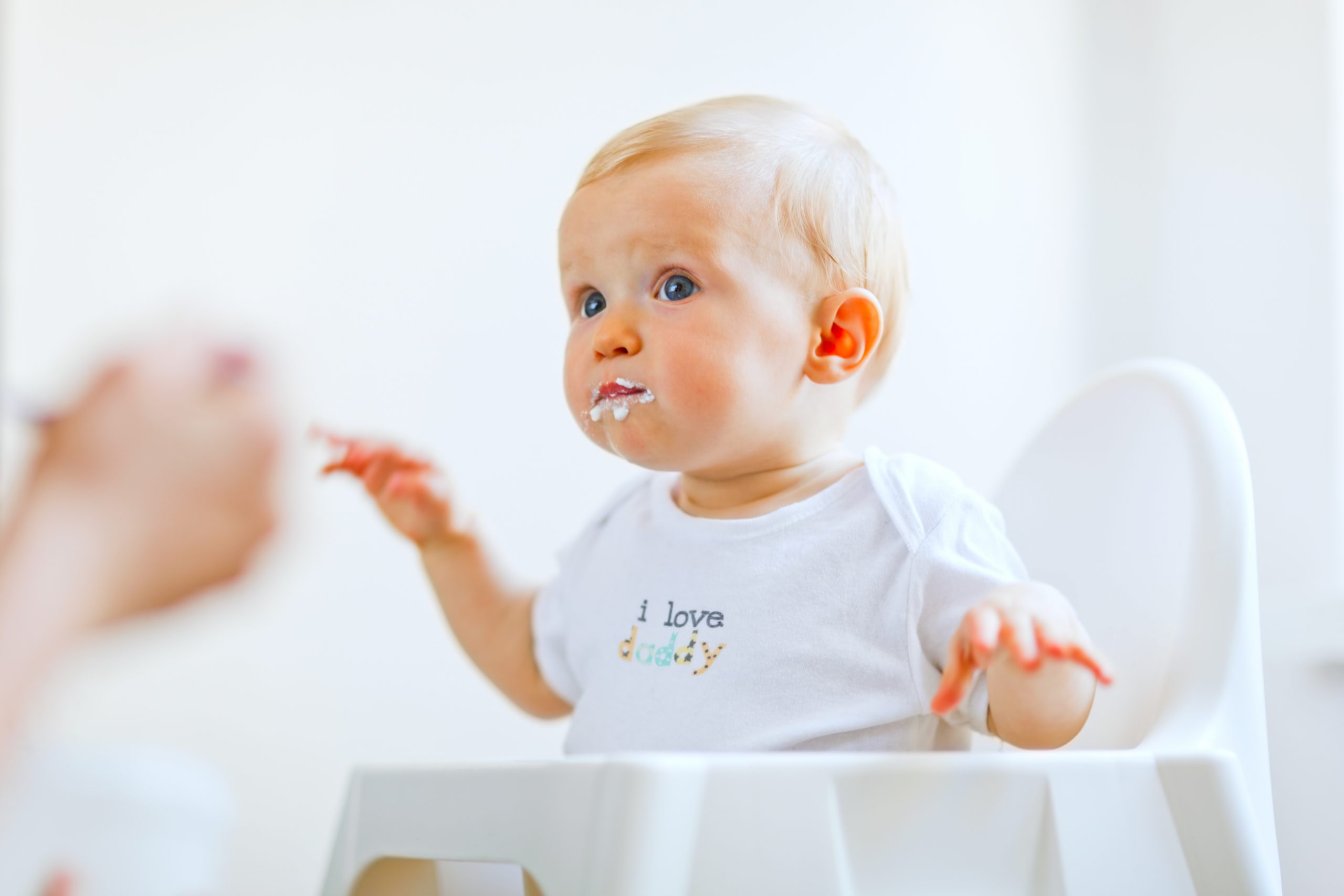 Bébé peut manger des petits pots bio ou non en plus d’une alimentation maison