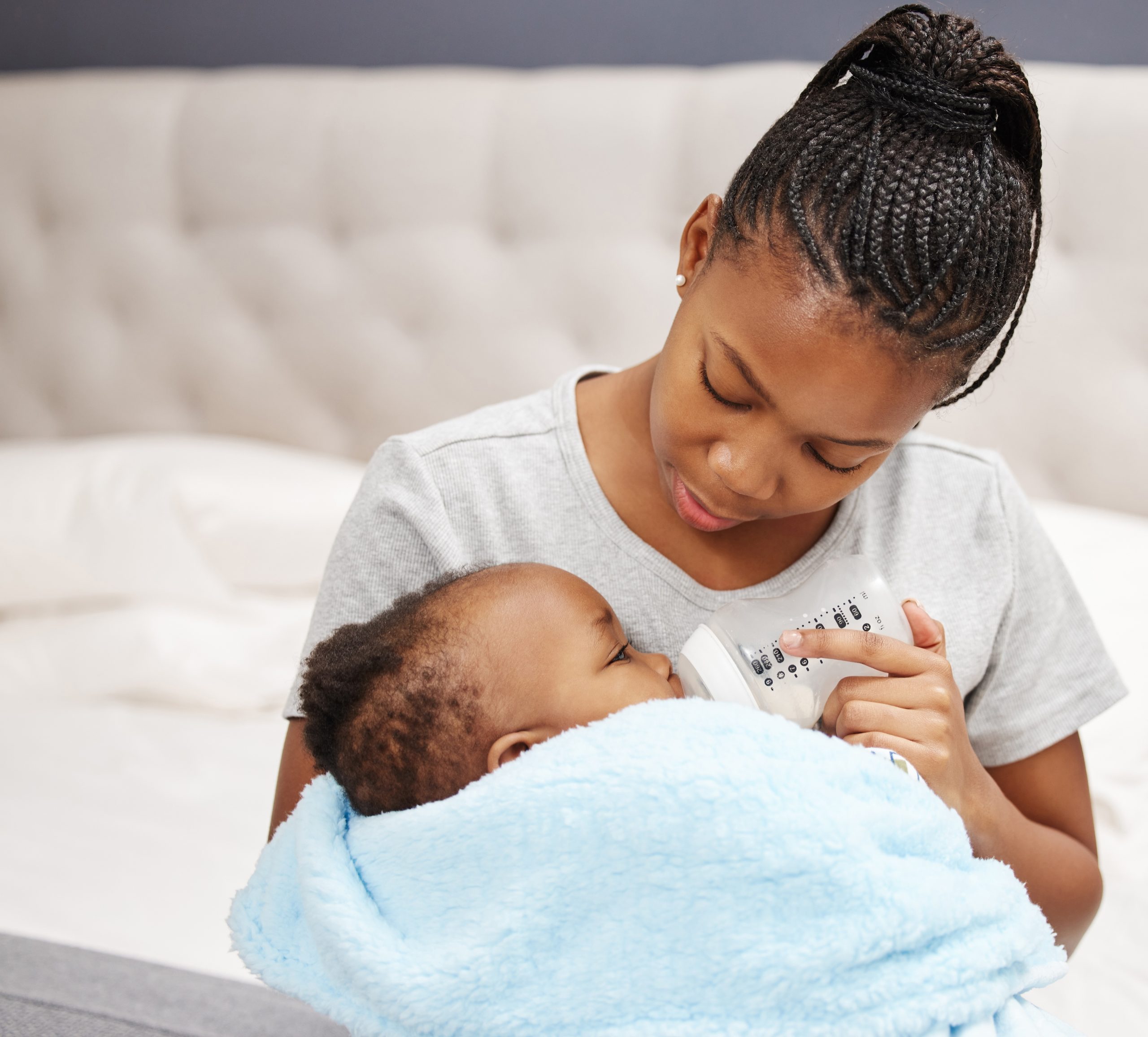 Pour l’allaitement mixte, choisissez un lait répondant aux besoins nutritionnels de bébé