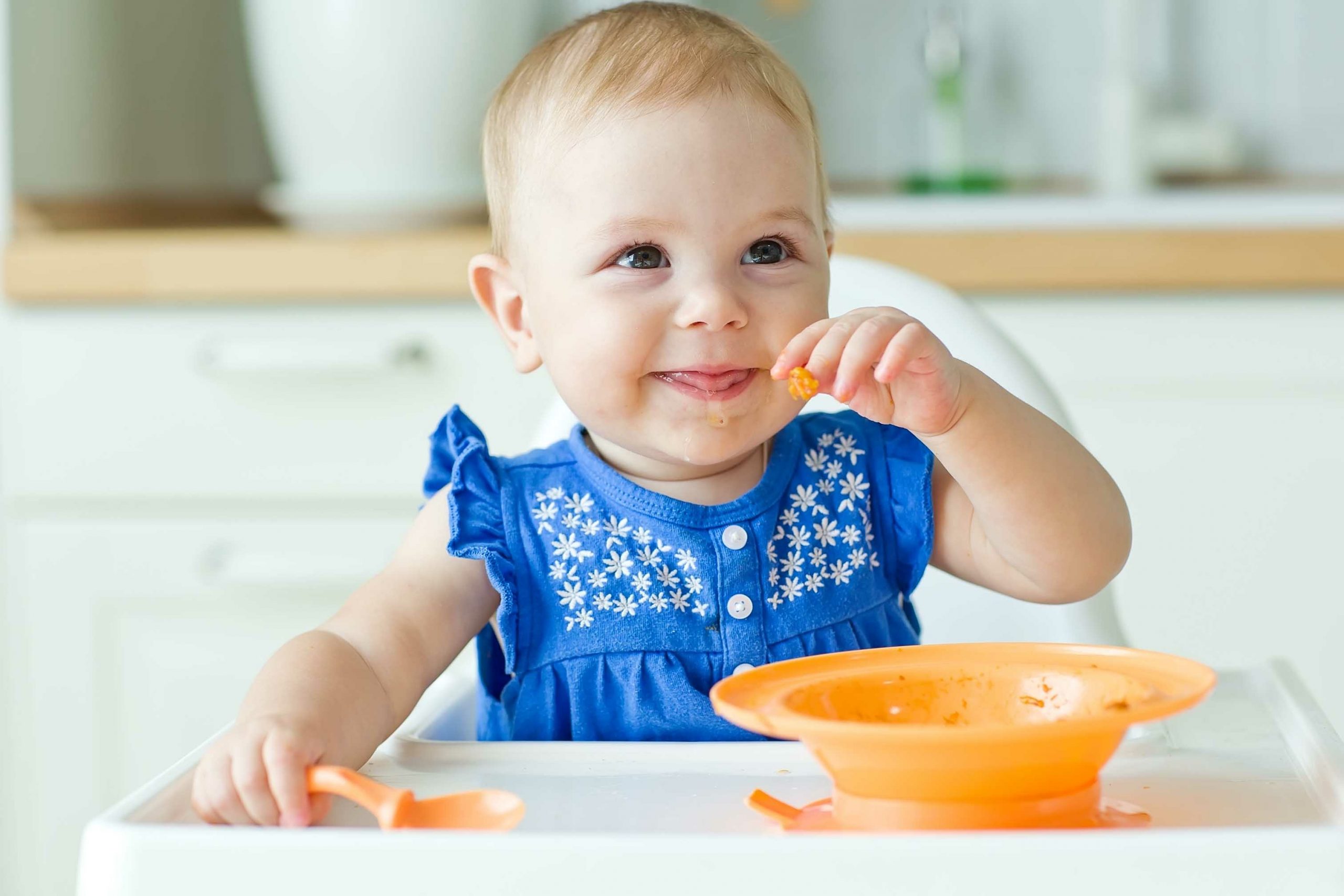 Laissez votre bébé toucher les aliments pour prendre conscience de leur texture.