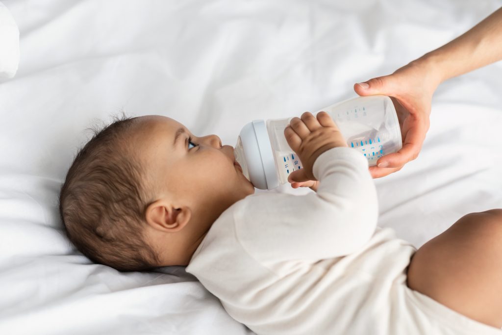 L’eau et le lait sont les seules boissons indispensables pour bébé